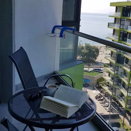 Bright And Sunny Apartment *